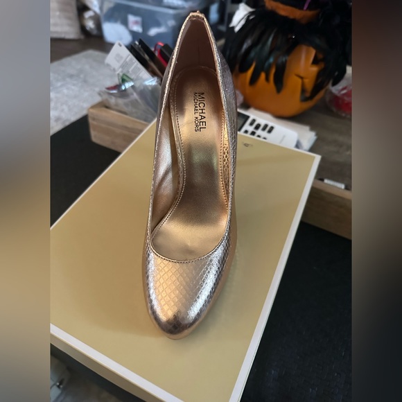 NWT- MICHAEL KORS ANTOINETTE PUMP SOFT PINK w/ORIGINAL BOX - Picture 5 of 7